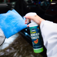 Anwendungsfoto vom carvibex innenraumreiniger mit einem mikrofasertuch